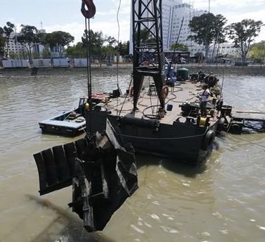 barco hundido en darsena norte