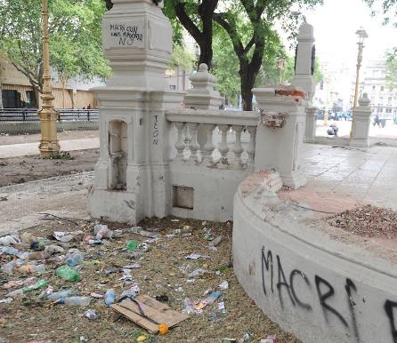 destrozos en plaza congreso