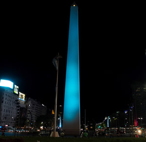 Obelisco ilumninado celeste y blanco