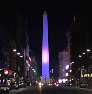 Obelisco iluminado violeta