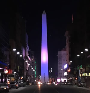 Obelisco iluminado violeta