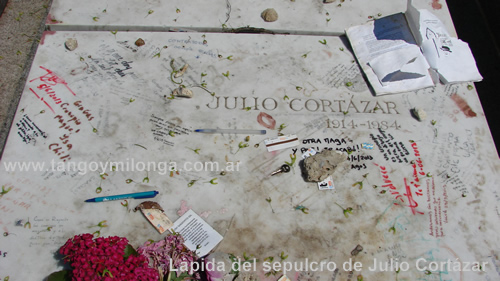 lapida del sepulcro de Julio Cortazar