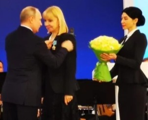 Putin premio a directora del Teatro Colon