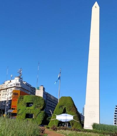 Obelisco jardin con barbijo