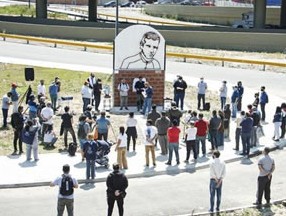 Marmo homenaje al padre Mugica