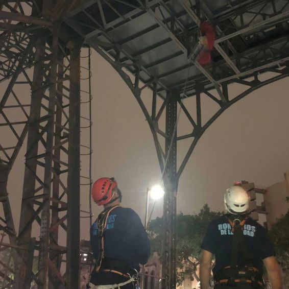 Bomberos rescatan suicida