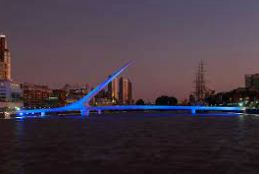 Puente Mujer iluminado azul
