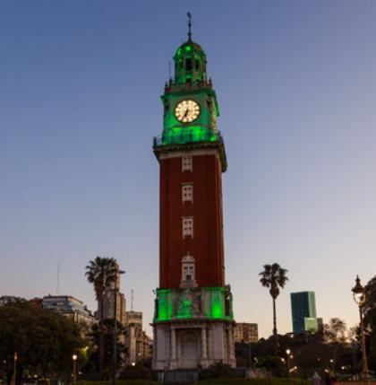 Torre monumental iluminada