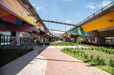 paseo bajo autopista