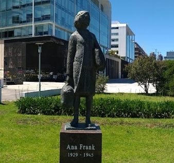 escultura Ana Frank