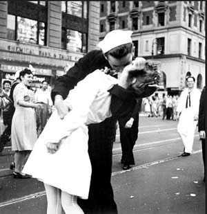 Beso en Time Square