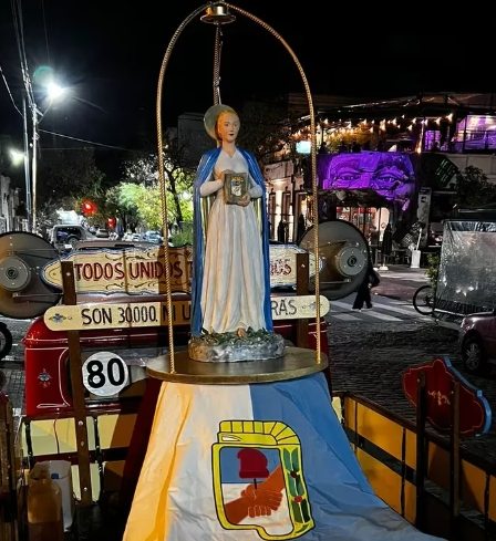 Evita en procesión