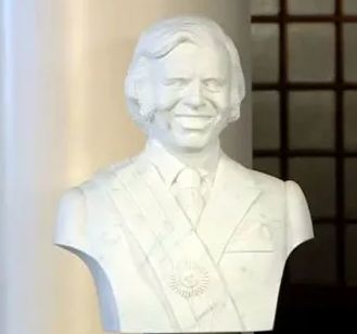 Busto Carlos Menem