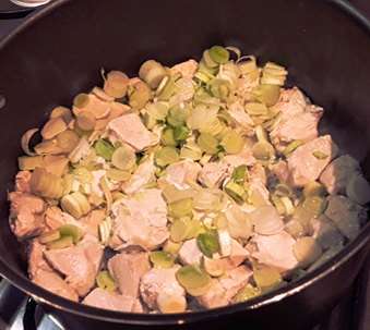 Pollo con salsa de puerros
