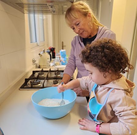 Abuela y nieta cocinando